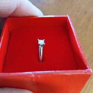 14 k White Gold 1/4Carat Diamond Ring Size 8